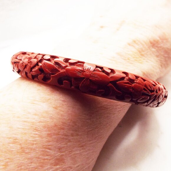 ANTIQUE CHINESE DEEPLY CARVED FLORAL CINNABAR BANGLE BRACELET 39 - Picture 3 of 3